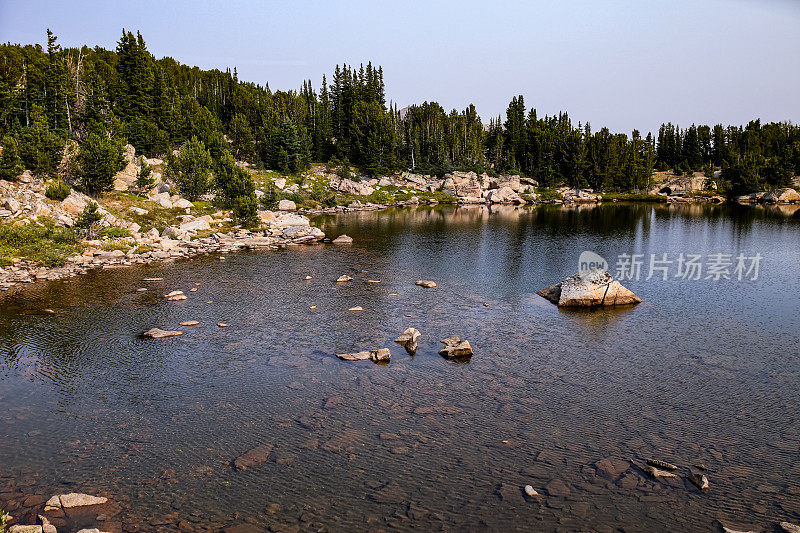 Beartooth Byway风景如画的原始山湖，怀俄明州